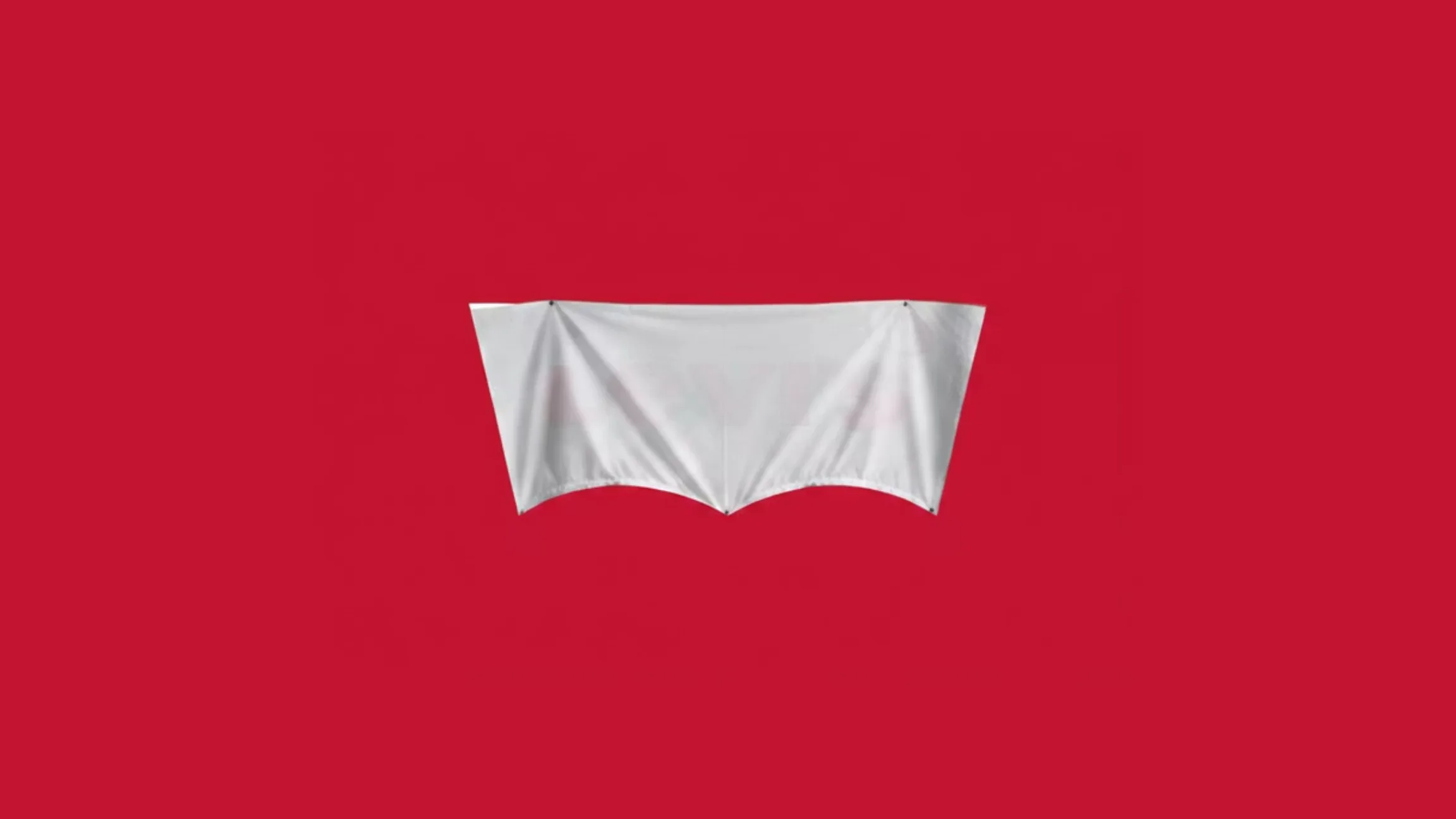 Verhülltes Levi's-Stadion-Logo, dessen Silhouette trotz weißer Plane erkennbar bleibt